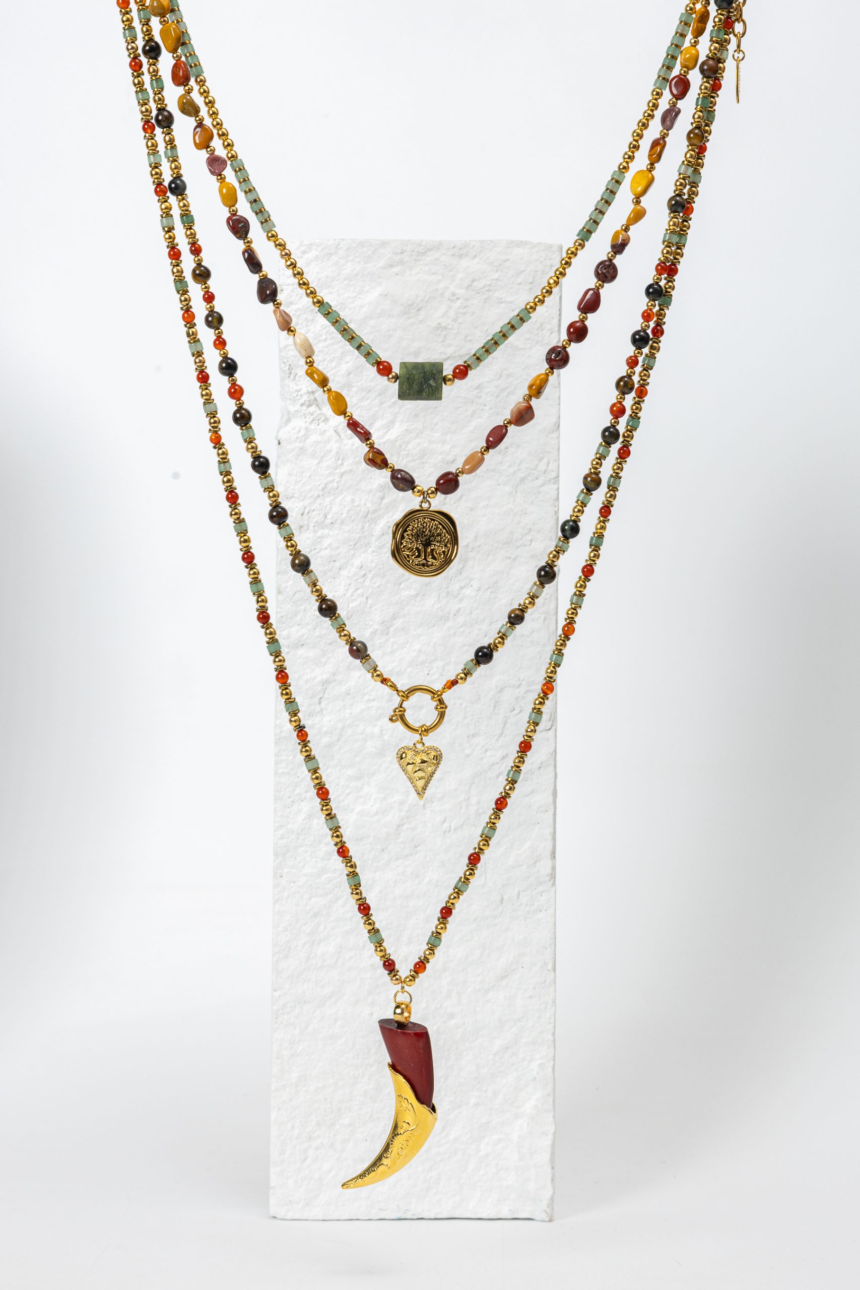 Collar ENZA 4 con piedras naturales y cadena dorada para momentos especiales - NOUF Joyería - $1,480