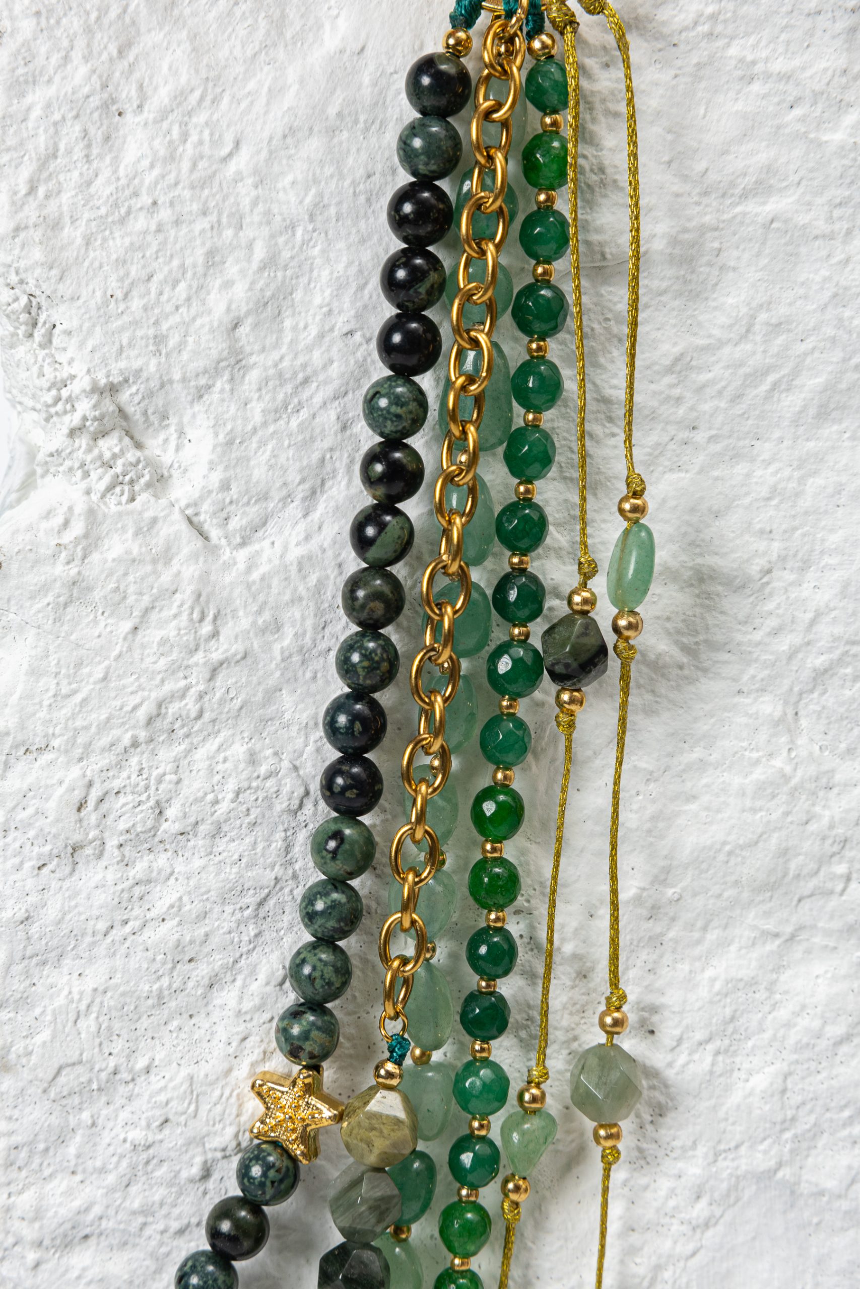 Collar SVEVIA 2 de piedras verdes naturales con cadena dorada - NOUF Joyería - $1,100