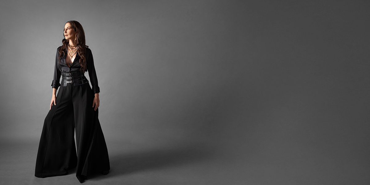 Modelo con collares dorados atencion personalizada - Nouf Joyeria